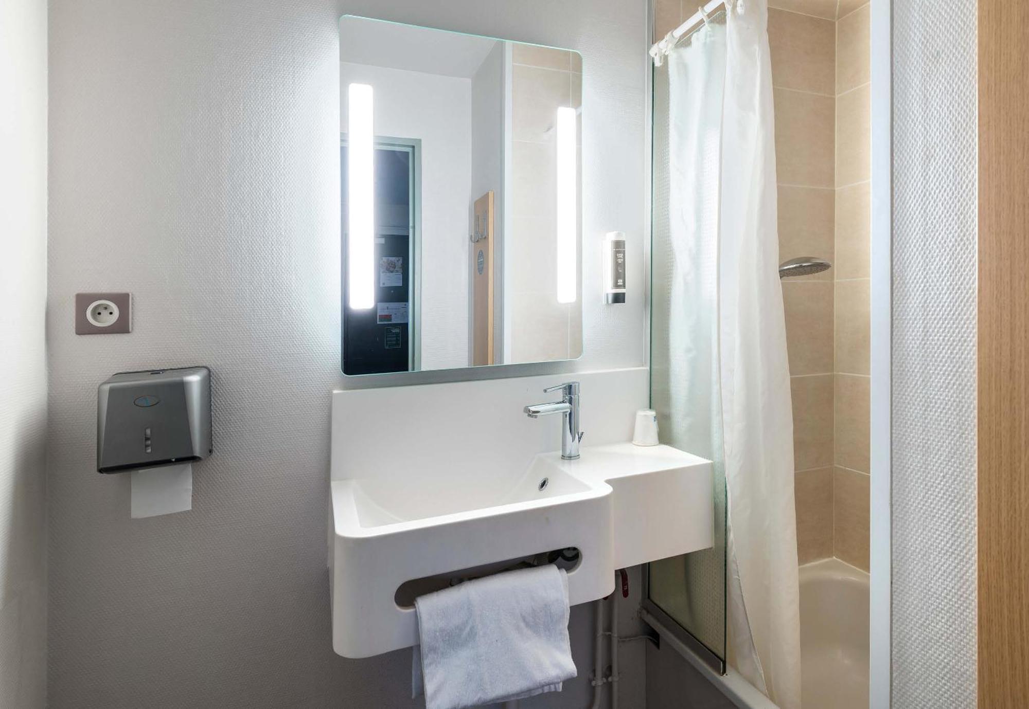 B&B Hotel Laval Change Екстериор снимка