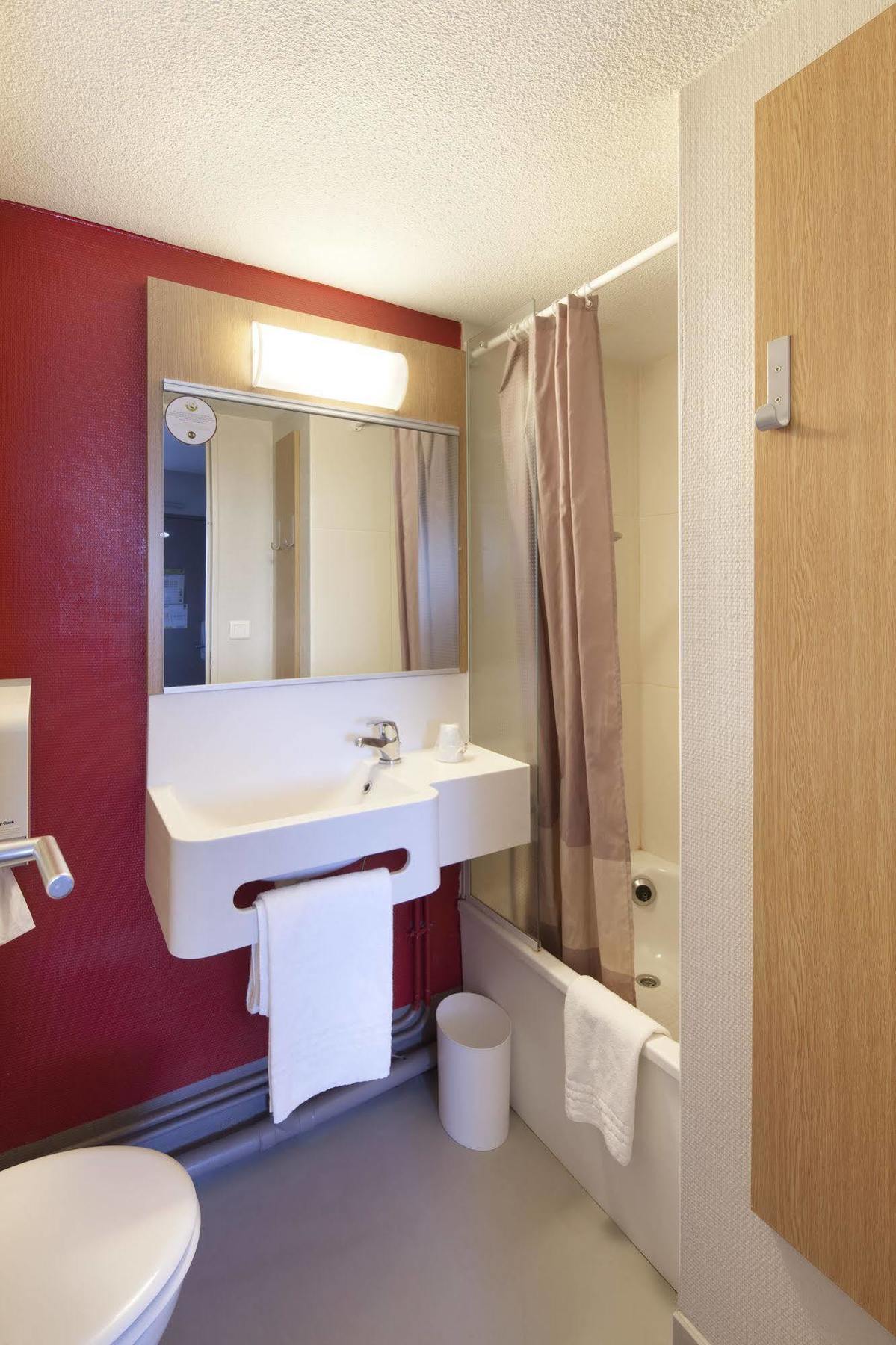 B&B Hotel Laval Change Екстериор снимка