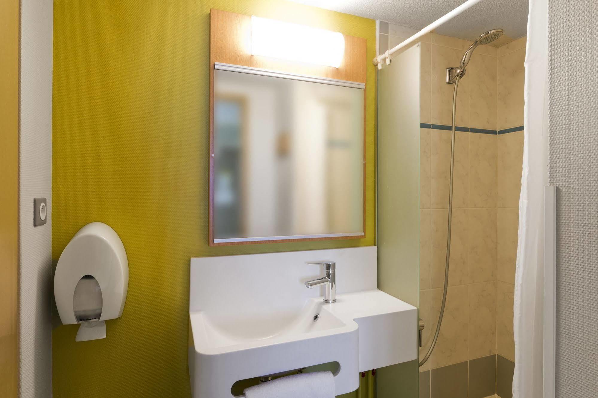 B&B Hotel Laval Change Екстериор снимка
