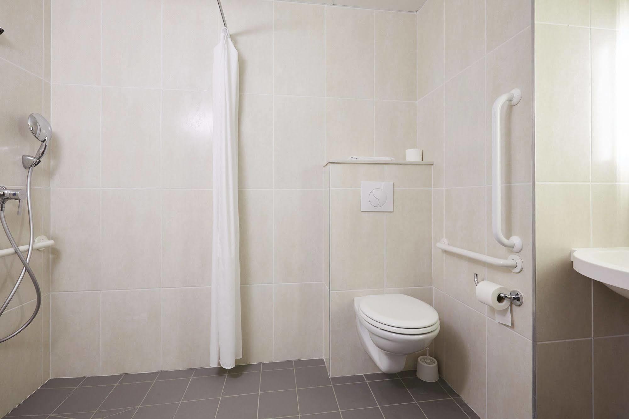 B&B Hotel Laval Change Екстериор снимка