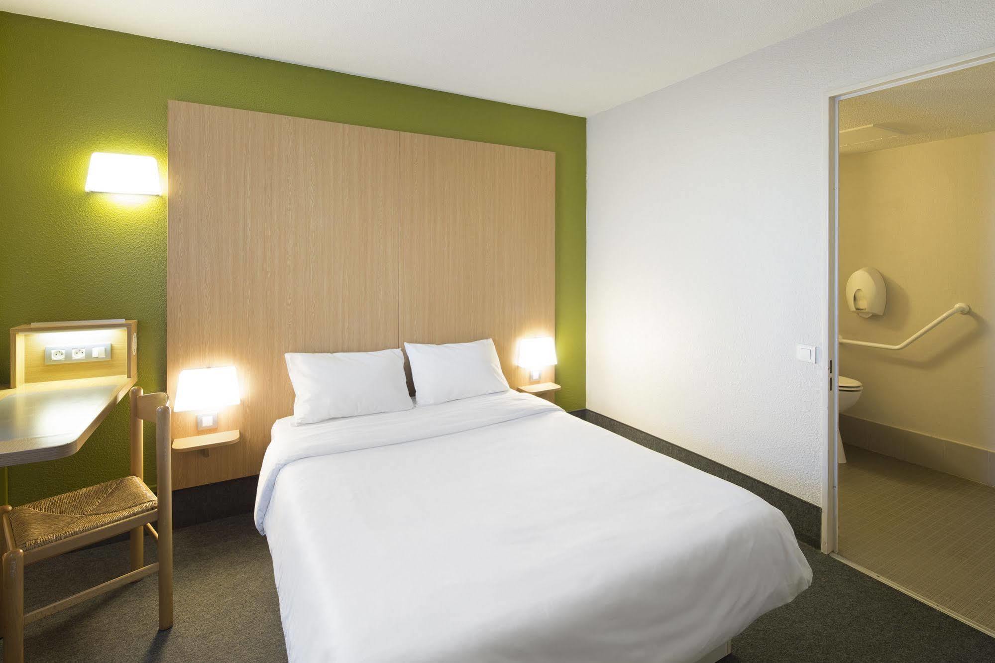 B&B Hotel Laval Change Екстериор снимка